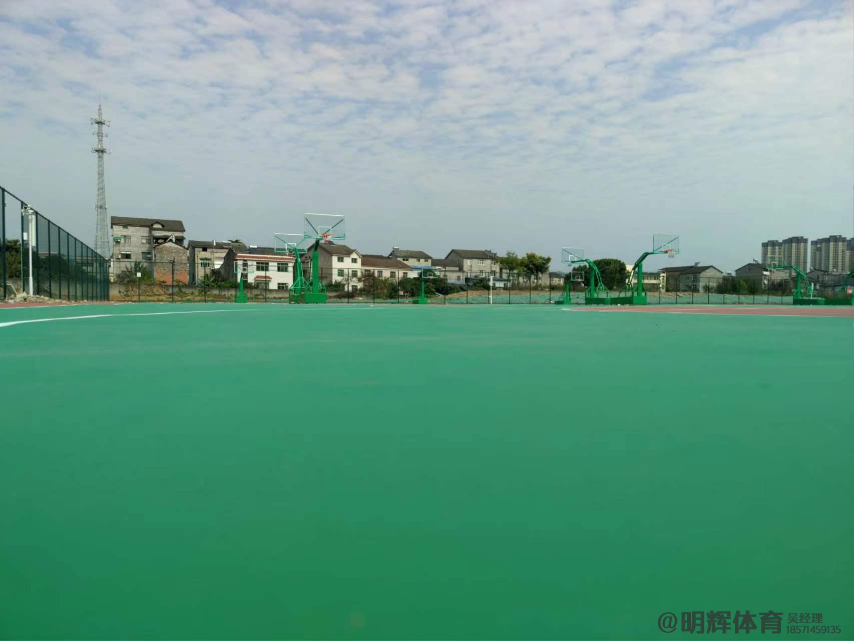 曲松硬地丙烯酸球场的优缺点